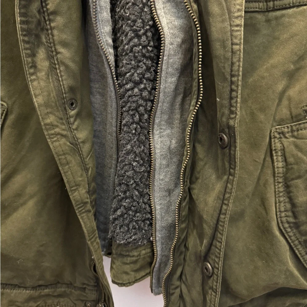 Vintage Levi's green trucker jacket with grey hood and fleece lining - Picture 8 of 10